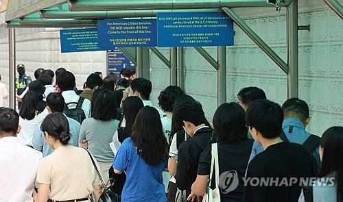 미국 당국이 미국에 유학하려는 학생에 대해 소셜미디어(SNS) 심사를 의무화하는 방안을 검토하고 있다고 미 정치전문매체 폴리티코가 관련 외교 전문을 입수해 보도했다. 미 국무부는 이 같은 제도 도입을 준비하기 위해 전 세계 외교 공관에 유학생 비자 인터뷰를 일시 중단할 것을 지시했다고 이 매체는 전했다. 28일 서울 종로구 주한 미국대사관 앞에서 미국 비자를 발급받으려는 사람들이 줄을 서 있다. [연합뉴스]