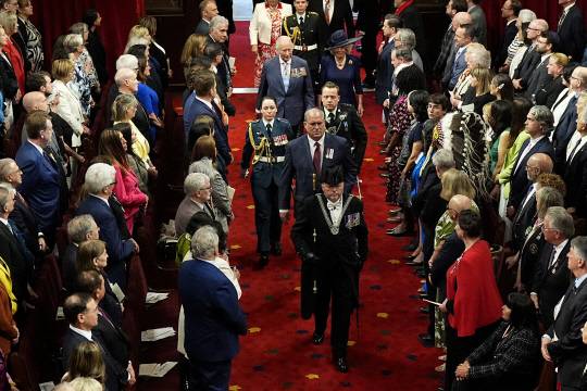 찰스 3세 영국 국왕과 커밀라 왕비가 27일(현지시간) 캐나다 의회 개원을 알리는 '왕좌의 연설'을 하기 위해 상원 의사당에 들어오고 있습니다. 로이터 연합뉴스