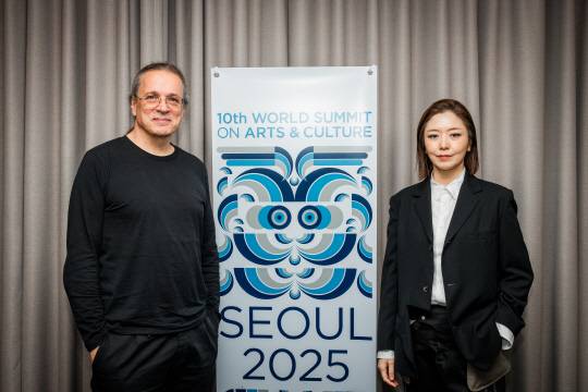 김아영(오른쪽) 작가와 게어프리트 슈토커 감독이 포즈를 취하고 있다.  한국문화예술위원회 제공