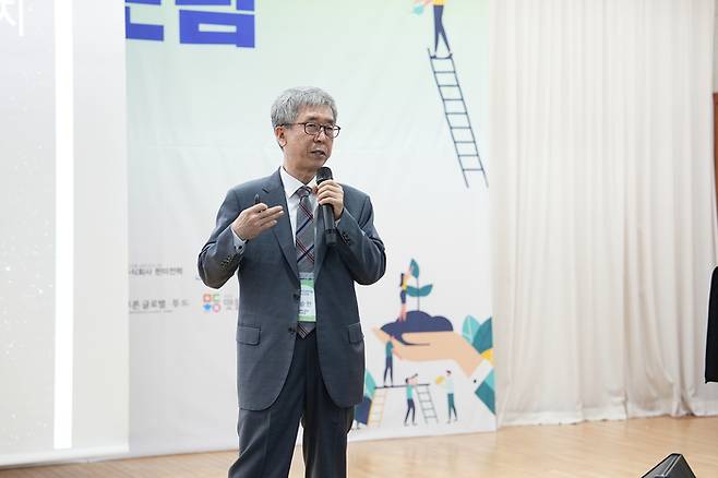 문승현 전 광주과학기술원(GIST) 전 총장(GIST 초방석학)이 27일 오후 광주테크노파크 과학기술동 12층에서 열린 '기후테크  과학기술 혁신 포럼'에서 '기후위기와 새로운 산업의 기회'라는 주제로 기조강연하고 있다.