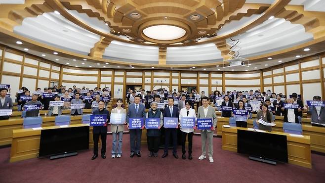 28일 국회의사당 소회의실에서 열린 이재명 더불어민주당 대선후보 직속 국민대통합위원회 세대융합성장본부를 출범식에서 참석자들이 기념촬영했다. 사진출처 : 세대융합성장본부