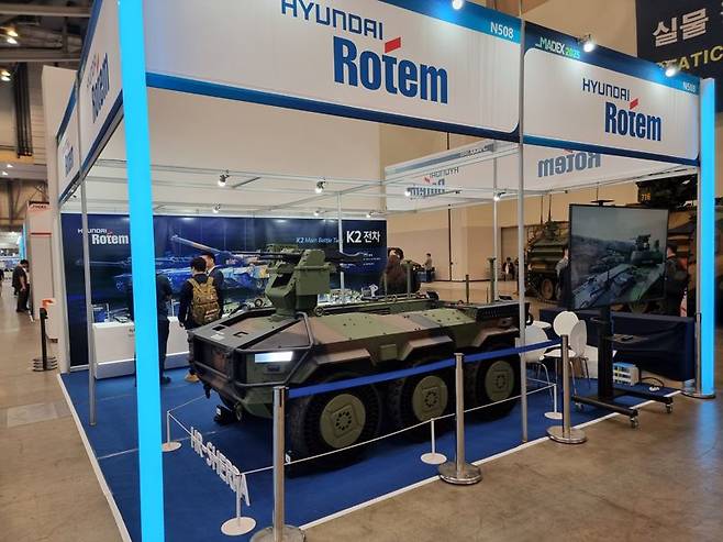 부산 벡스코 제1전시관에서 28일 개막한 '국제해양방위산업전(MADEX 2025)' 현대로템 부스에 전시된 다목적 무인차량 'HR-셰르파'. 사진=김동호 기자