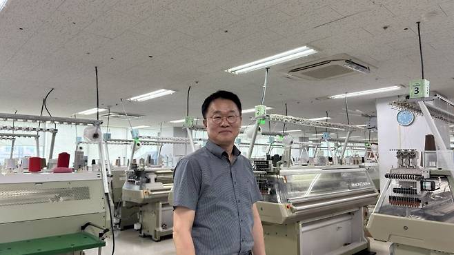 임대빈 아이디모드 대표이사가 지난 26일 서울디지털산업단지 내 아이디모드 본사에서 홀가먼트 니트 제조설비에 대해 설명하고 있다. 사진=신지민 기자