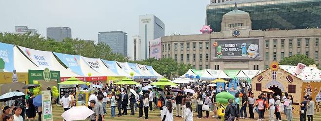 파이낸셜뉴스가 28일 서울 중구 서울광장과 더플라자호텔 서울에서 개최한 '2025 서울식품유통대전(K푸드쇼)' 행사장을 찾은 관람객들이 참가기업 부스마다 긴 대기 행렬을 이루고 있다. 29일까지 열리는 2025 서울식품유통대전은 '세계를 사로잡은 K스낵'을 주제로 국내를 대표하는 식품·유통기업 27개사가 참여해 이틀간 K푸드의 열기를 이어간다. 사진=박범준 기자