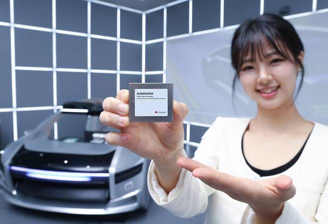 LG이노텍이 세계 최초로 5G 광대역 위성통신을 지원하는 차량용 '3세대 5G 통신모듈' 개발에 성공했다고 28일 밝혔다. LG이노텍 직원이 3세대 5G 통신모듈을 소개하고 있다. 연합뉴스