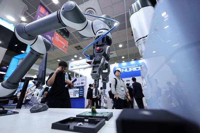 국토교통부는 스마트+빌딩 기술개발에 본격적으로 착수한다고 28일 밝혔다. 사진은&nbsp;국제인공지능대전에서 관람객들이 AI를 활용한 로봇팔을 살펴보고 있는 모습.(ⓒ뉴스1, 무단 전재-재배포 금지)