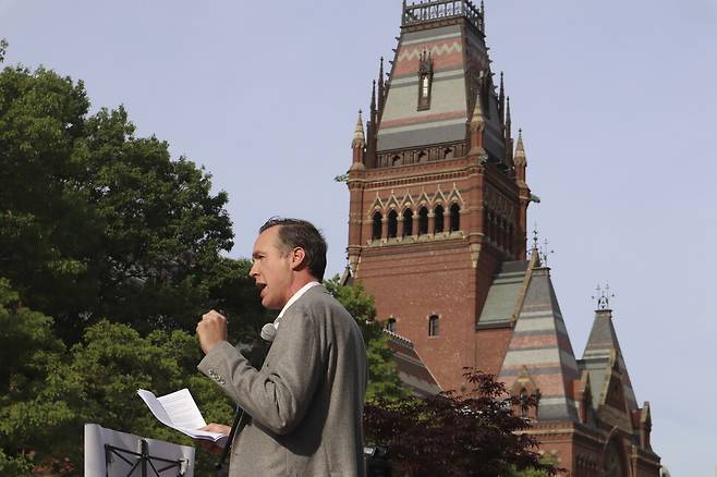 라이언 이노스 하버드대학교 정치학 교수가 27일 미국 매사추세츠주 케임브리지의 사이언스 센터 플라자 앞에서 도널드 트럼프 대통령의 최근 하버드 제재에 반대하는 시위에 참석해 발언하고 있다. 케임브리지/AP 연합뉴스
