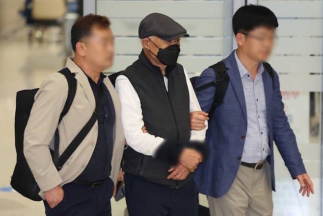 2019냔 조세포탈 혐의로 기소됐으나 뉴질랜드에 머물며 재판에 나오지 않던 허재호 전 대주그룹 회장이 27일 인천국제공항을 통해 국내로 송환되고 있다. 연합뉴스