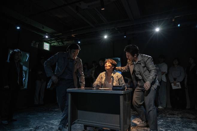 ‘관객이동형 장소특정 연극’으로 선보이는 ‘미궁의 설계자’ 공연 장면. 민주화운동기념사업회 제공