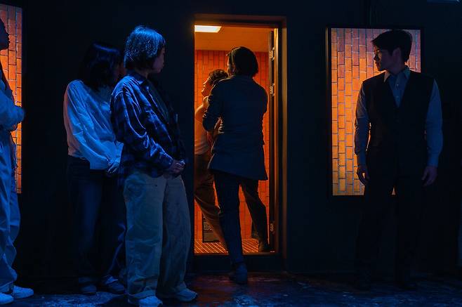 실제 사건이 일어났던 남영동 대공분실에서 배우들이 이동하며 연기하고, 관객들이 이를 따라가며 관람하는 형식으로 펼쳐지는 연극 ‘미궁의 설계자’ 공연 장면. 민주화운동기념사업회 제공