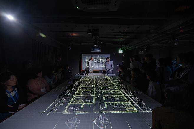 ‘관객이동형 장소특정 연극’으로 선보이는 ‘미궁의 설계자’ 공연 장면. 민주화운동기념사업회 제공