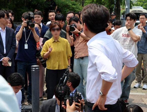 개혁신당 이준석 대선 후보가 28일 서울 여의도공원에서 유세를 마치고 백브리핑을 하던 중 한 시민으로부터 전날 TV토론회에서 여성 신체에 대한 폭력적 표현을 언급한 것과 관련해 항의받고 있다. 연합뉴스