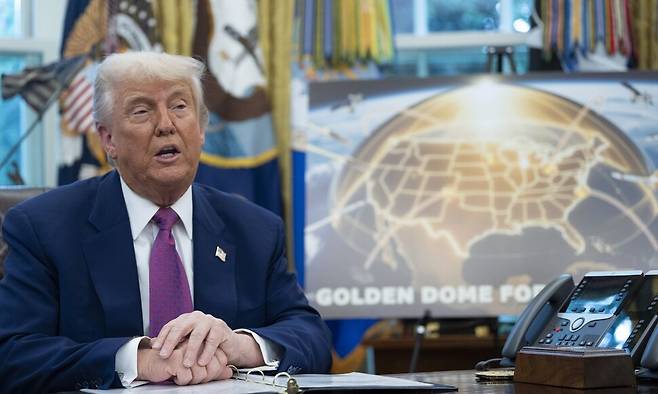도널드 트럼프 미국 대통령이 20일(현지시각) 백악관에서 골든돔 미사일 방어체계에 대한 구체적인 계획을 밝혔다. 이날 발표엔 우주 기반 탐지 및 요격 시스템, 인공지능 지휘체계 등을 포함한 차세대 미사일 방어망 설계 계획과 추진 일정 등이 담겼다. 트럼프 대통령은 취임 직후인 지난 1월 이스라엘의 ‘아이언돔’과 비슷한 차세대 미사일 방어망을 미국에 구축하기 위한 실행 계획을 마련하라고 국방부에 지시하는 행정명령에 서명한 바 있다. UPI연합뉴스