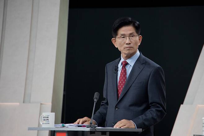 김문수 국민의힘 대통령 후보가 지난 27일 서울 마포구 상암동 문화방송(MBC) 스튜디오에서 열린 정치 분야 티브이 토론회를 준비하고 있다. 국회사진기자단