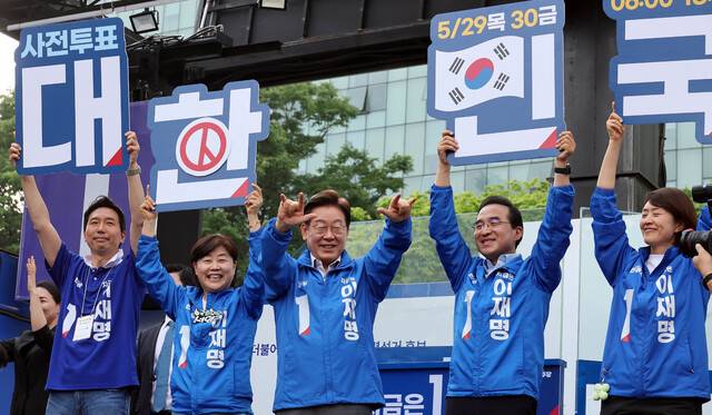 이재명 더불어민주당 대통령 후보(가운데)가 28일 오후 서울 광진구 어린이대공원 앞에서 열린 선거 유세에서 사전투표 참여를 호소하고 있다. 김경호 선임기자 jijae@hani.co.kr