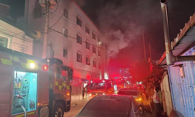 28일 밤 9시34분께 충남 서산시 동문동의 ㅇ모텔에서 불이 나 1명이 숨지고 17명이 다쳤다. 연합