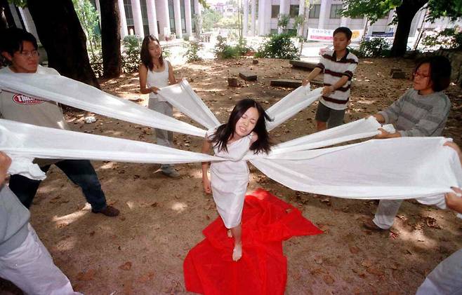 1999년 9월8일 서울 성북구 고려대학교에서 학생들이 ‘월경 페스티벌’에서 선보일 퍼포먼스를 연습하고 있다. 월경으로 고통받는 여성의 모습을 역동적인 움직임으로 표현했다. 한겨레 자료