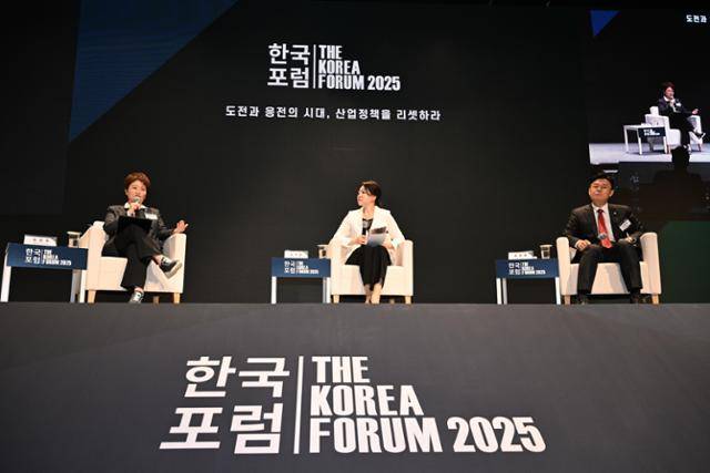 이언주(왼쪽부터) 더불어민주당 의원, 김지은 한국일보 콘텐츠스튜디오팀장, 김성원 국민의힘 의원이 2025 한국포럼 '기로에 선 한국 핵심산업'이 열린 27일 서울 중구 웨스틴 조선에서 '도전과 응전의 시대, 산업정책을 리셋하라'를 주제로 대담을 하고 있다. 왕태석 선임기자