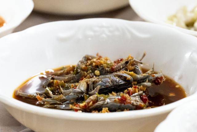 칠게를 간장에 담가 만든 칠게장.