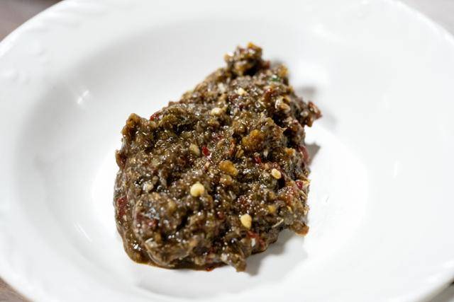 칠게를 갈아 쌈장처럼 만든 칠게젓.