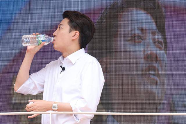 이준석 개혁신당 대선 후보가 28일 서울 여의도 여의도공원에서 유세 전 물을 마시고 있다. 뉴시스