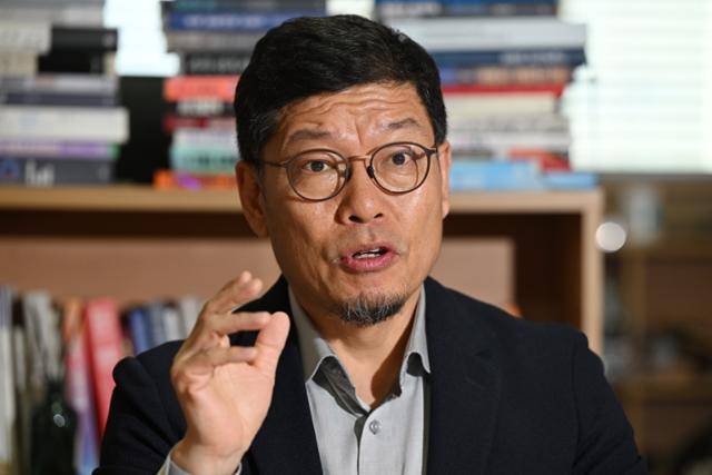 22일 서울대 공학관 연구실에서 본보와 인터뷰하고 있는 이정동 교수. 박시몬 기자