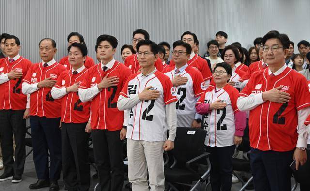 김문수(가운데) 국민의힘 대통령 후보와 권성동(맨 오른쪽) 원내대표를 비롯한 공동선대위원장들이 12일 서울 여의도 중앙당사에서 열린 중앙선대위 회의 및 임명장 수여식에 참석해 국민의례를 하고 있다. 뉴스1