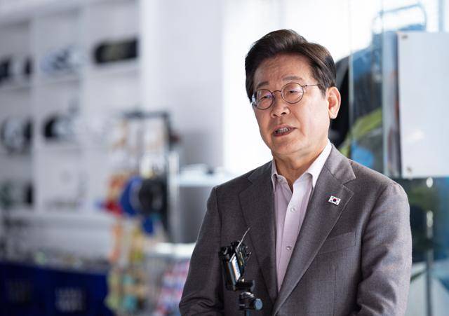 이재명 더불어민주당 대선 후보가 28일 서울 강남구의 한 스튜디오에서 유튜브 라이브 방송을 마친 후 백브리핑하고 있다. 연합뉴스