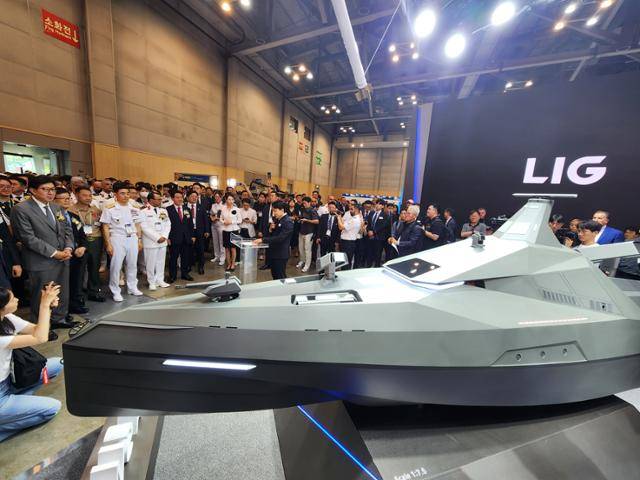 LIG넥스원이 28일 부산 벡스코에서 열린 국제해양방산전시회(MADEX)에 참가해 무인잠수정 '해검-X'를 처음 선보이고 있다. LIG넥스원 제공