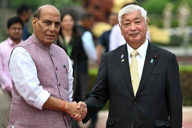 나카타니 겐(오른쪽) 일본 방위장관이 5일 인도 뉴델리에서 라즈나트 싱 인도 국방부 장관과 만나 악수하며 기념촬영을 하고 있다. 뉴델리=AFP 연합뉴스