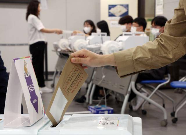 제21대 대통령선거 사전투표일을 하루 앞둔 28일 부산 연제구청 2층에 마련된 연산 제2동 사전투표소에서 투표관리관들이 투표절차를 점검하고 있다. 부산=뉴시스