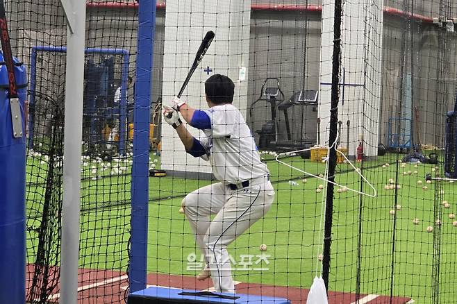 27일 경기 후 실내 배팅훈련장에 남아 추가 훈련을 진행 중인 삼성 김영웅. 대구=윤승재 기자