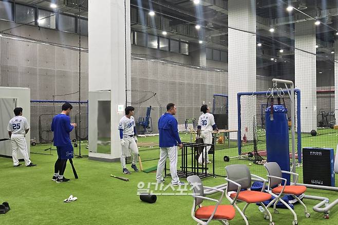 27일 경기 후 실내 배팅훈련장에 남아 추가 훈련을 진행 중인 삼성 선수들. 대구=윤승재 기자