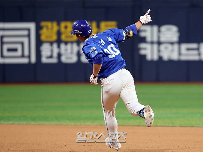 2025 KB0리그 프로야구 키움히어로즈와 삼성라이온즈의 경기가 20일 오후 서울 고척스카이돔에서 열렸다. 9회초 1사 김영웅이 1점홈런을 치고 베이스를 돌고 있다. 고척=김민규 기자 mgkim1@edaily.co.kr /2025.05.20/