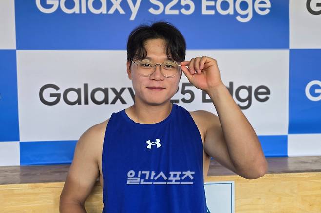 27일 대구에서 만난 박승규, 그에게 '독서광' 답게 안경을 잡는 익살스런 포즈를 요청했다. 대구=윤승재 기자