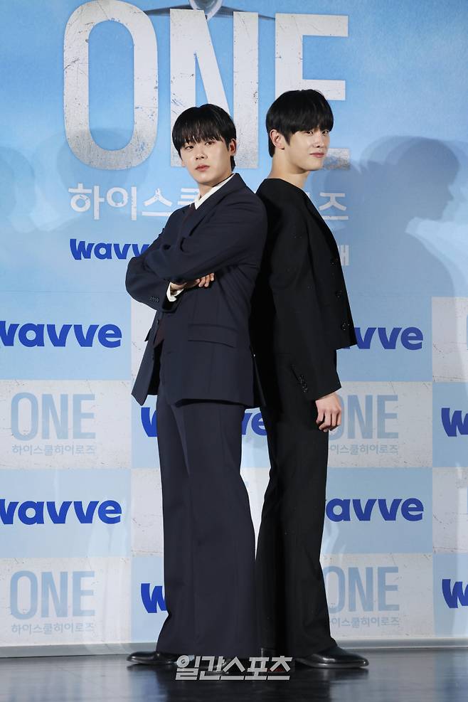 배우 이정하, 김도완이 28일 오전 서울 광진구 롯데시네마 건대입구점에서 열린 웨이브 오리지널 'ONE : 하이스쿨 히어로즈' 제작발표회에 참석해 인사말을 하고 있다. 'ONE : 하이스쿨 히어로즈'는 아버지의 억압에 시달리던 전교 1등 '의겸'(이정하)과 그의 천부적인 싸움 재능을 이용하려는 '윤기'(김도완)가 복면을 쓴 '하이스쿨 히어로즈'를 결성해 억눌린 분노를 폭발시켜 학교 폭력 서열을 뒤엎는 하이스쿨 액션 드라마. 오는 30일 공개. 서병수 기자 qudtn@edaily.co.kr /2025.05.28/