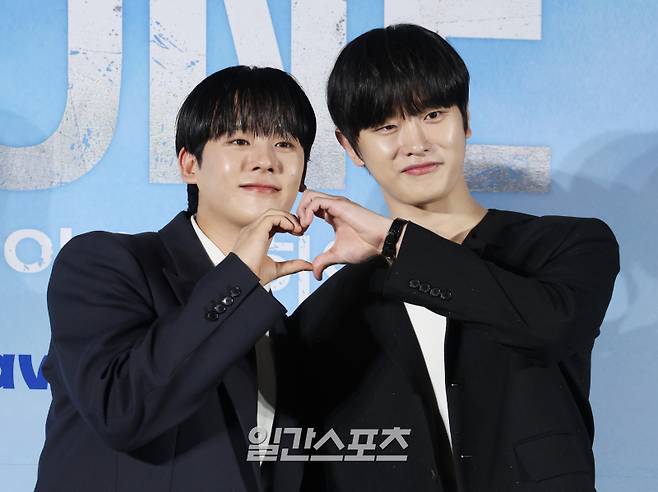 배우 이정하, 김도완이 28일 오전 서울 광진구 롯데시네마 건대입구점에서 열린 웨이브 오리지널 'ONE : 하이스쿨 히어로즈' 제작발표회에 참석해 인사말을 하고 있다. 'ONE : 하이스쿨 히어로즈'는 아버지의 억압에 시달리던 전교 1등 '의겸'(이정하)과 그의 천부적인 싸움 재능을 이용하려는 '윤기'(김도완)가 복면을 쓴 '하이스쿨 히어로즈'를 결성해 억눌린 분노를 폭발시켜 학교 폭력 서열을 뒤엎는 하이스쿨 액션 드라마. 오는 30일 공개. 서병수 기자 qudtn@edaily.co.kr /2025.05.28/