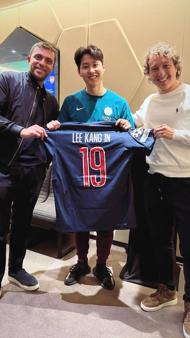 8일 모레토 기자(오른쪽)의 SNS에 게시된 PSG 이강인의 모습. 왼쪽은 파브리치오 로마노 기자의 모습. 사진=모레토 SNS