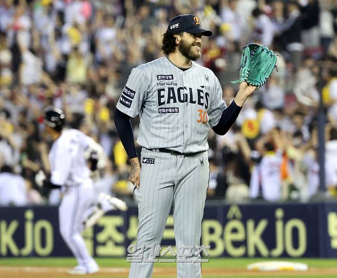 2025 KB0리그 프로야구 LG트윈스와 한화이글스의 경기가 28일 오후 서울 잠실야구장에서 열렸다. 6회말 1사 이영빈에게 솔로홈런을 맞은 폰세가 포수 최재훈을 보며 웃고 있다. 잠실=김민규 기자 mgkim1@edaily.co.kr