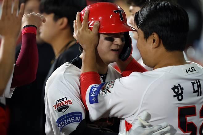 28일 광주 키움전에서 홈런을 때려낸 윤도현이 황대인의 축하를 받고 있다. KIA 제공