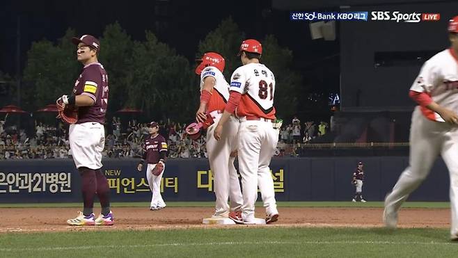 28일 광주 키움전 6회 적시타 이후 오른쪽 허벅지 뒤쪽을 잡는 윤도현. SBS스포츠, 티빙 캡처