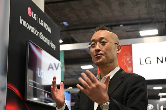 올해 초 세계 최대 가전·IT 전시회 CES 2025에서 LG NOVA 이석우 부사장이 헬스테크 등 영역에서 LG전자와 협업을 구체화하는 스타트업과 혁신 기술을 소개하고 있다. [사진=LG전자]
