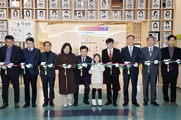 윤건영(왼쪽 다섯번째) 충북교육감이 11일 교육문화원 예봄책정원에서 열린 ‘아름다운 딴짓: 희망얼굴 사람책’ 전시회 개막식에서 지선호 충북교육문화원장 등 참석자들과 함께 테이프 커팅을 하고 있다. 2025. 02. 11. [사진=충북교육청]