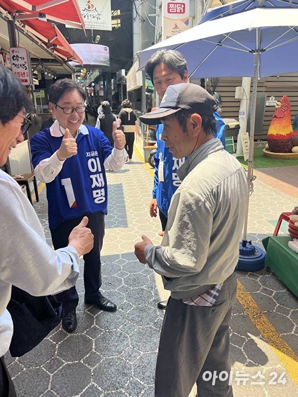 27일 박범계 전 법무부장관이 안동 신시장을 찾아 이재명 후보 지지를 호소하고 있다. [사진=더불어민주당 안동예천선거대책위원회 ]