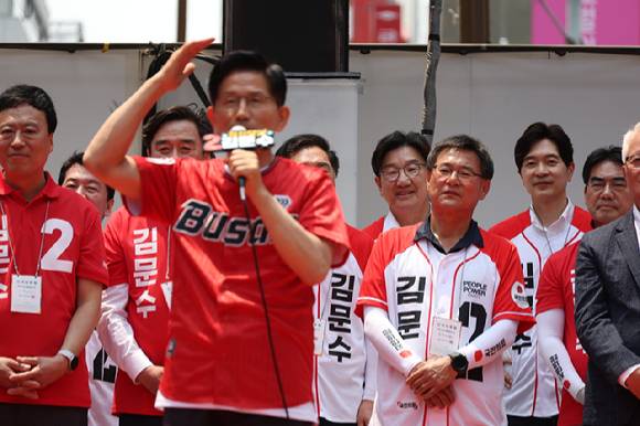 국민의힘 김문수 대선 후보가 28일 부산 서면 쥬디스태화 백화점 앞에서 집중유세를 하고 있다.  [사진=연합뉴스]