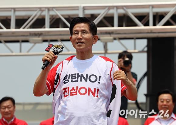 김문수 국민의힘 대통령 후보가 28일 경남 김해 유세에서 이재명 더불어민주당 후보의 '방탄조끼'를 조롱하는 퍼포먼스를 펼치고 있다. [사진=임승제 기자]