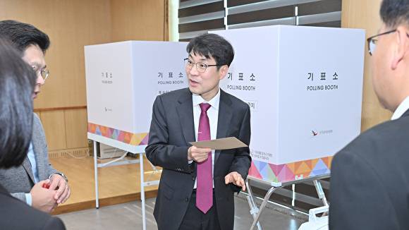 김정기 대구시장 권한대행이 중구 성내3동 사전투표소를 찾아 모의시험 현장을 직접 참관하며 선거 준비 상황을 확인하고 있다. [사진=대구시]