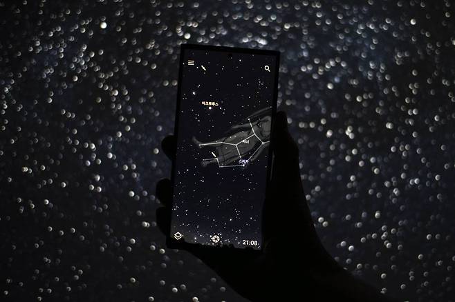 별자리 앱만 있으면 밤하늘을 수놓은 수많은 별들도 쉽게 구분할 수 있다 / 출처=IT동아