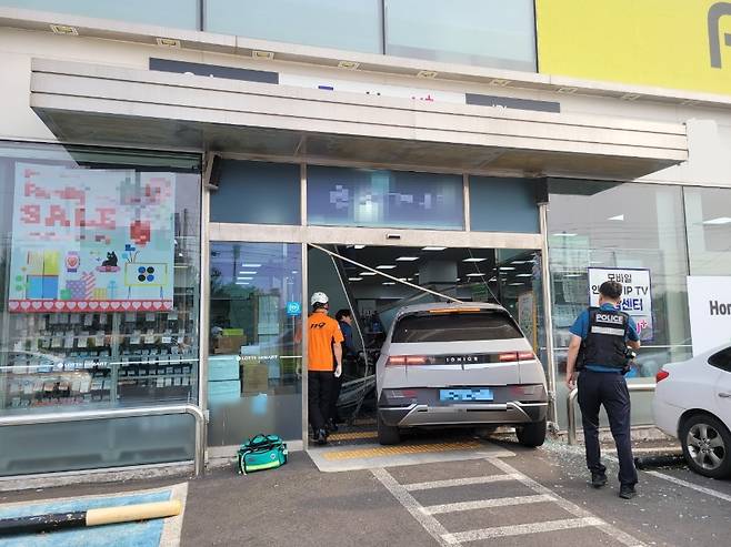 오늘(28일) 오후 제주시 도련동에서 70대 남성이 운전한 전기차가 상가 건물로 돌진해 1명이 다쳤다. (제주소방안전본부 제공)