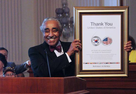 6·25 참전용사인 찰스 랭글 당시 하원의원이 2010년 한국 정부가 수여한 감사패를 들어보이고 있다. 그는 한·미 동맹뿐 아니라 미국 의정사에서도 큰 족적을 남겼다. [연합뉴스]